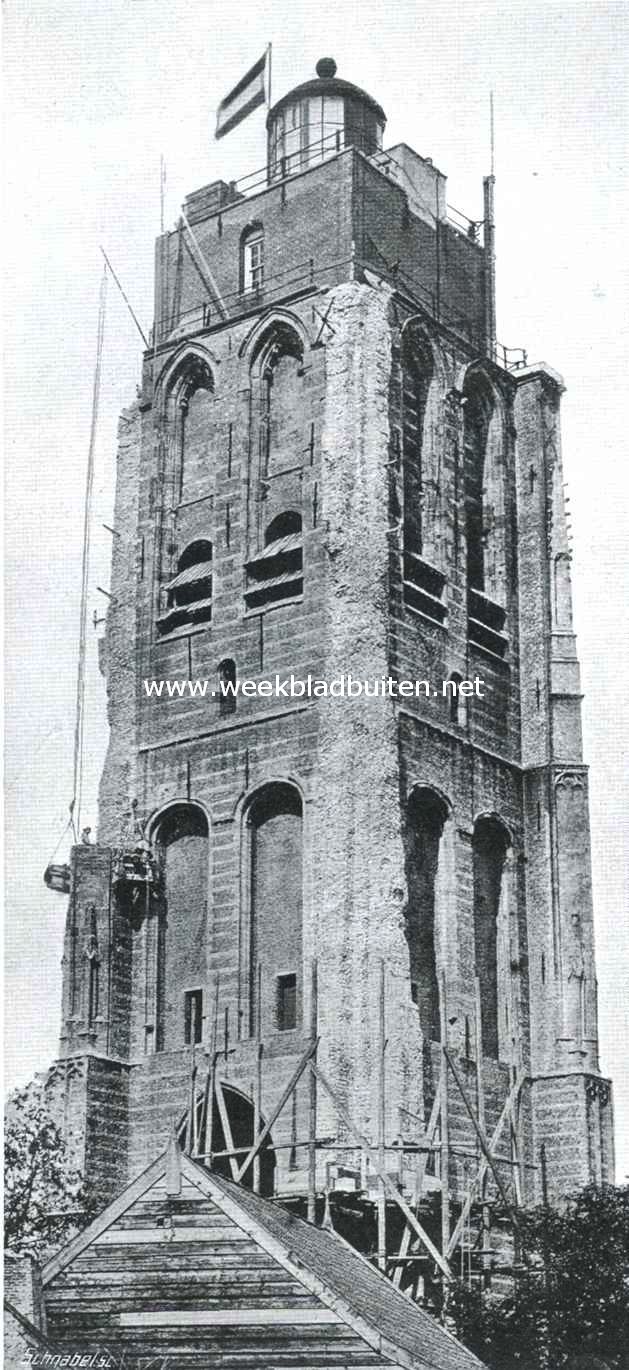 Sloopend herboren Nederland VI. De kleinere steden en het platteland van Zuid-Holland. (Slot). De toren van Goedereede tijdens het afbreken, op last van het Departement van Waterstaat, van de sierlijke gothische contreforten