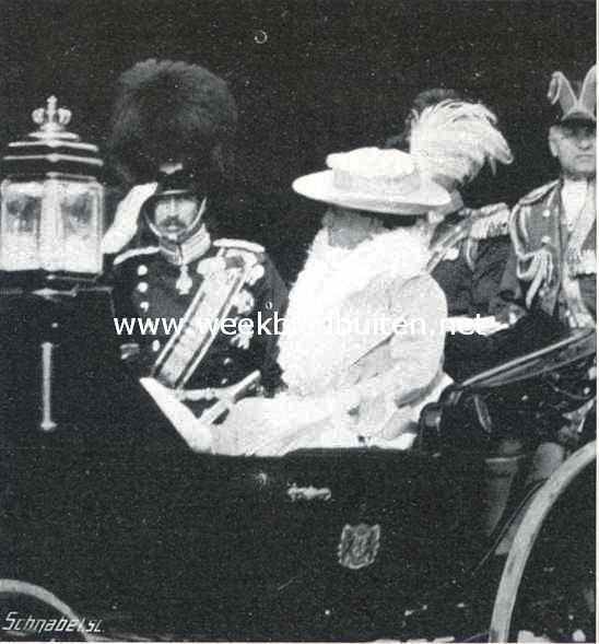 Het Deensche koningspaar met koningin Wilhelmina en prins Hendrik bij zijne aankomst te Amsterdam voor het Centraal Station 1