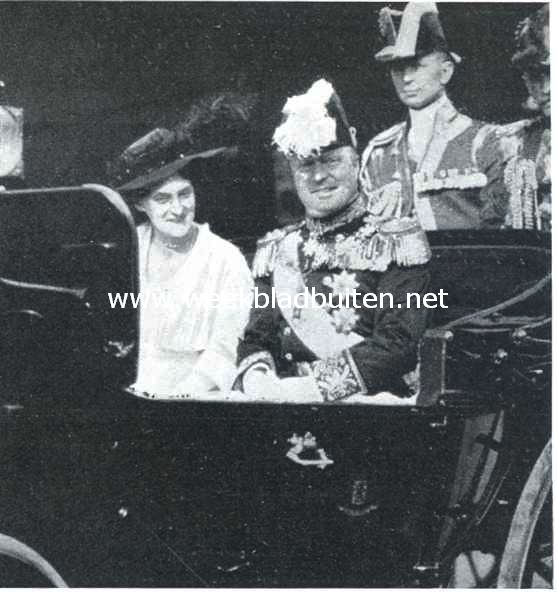 Het Deensche koningspaar met koningin Wilhelmina en prins Hendrik bij zijne aankomst te Amsterdam voor het Centraal Station 2