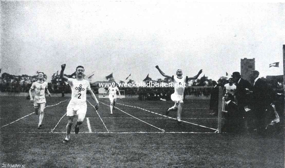 De opening van het stadion. De 100 meter wedloop. Het bereiken van de eindstreep