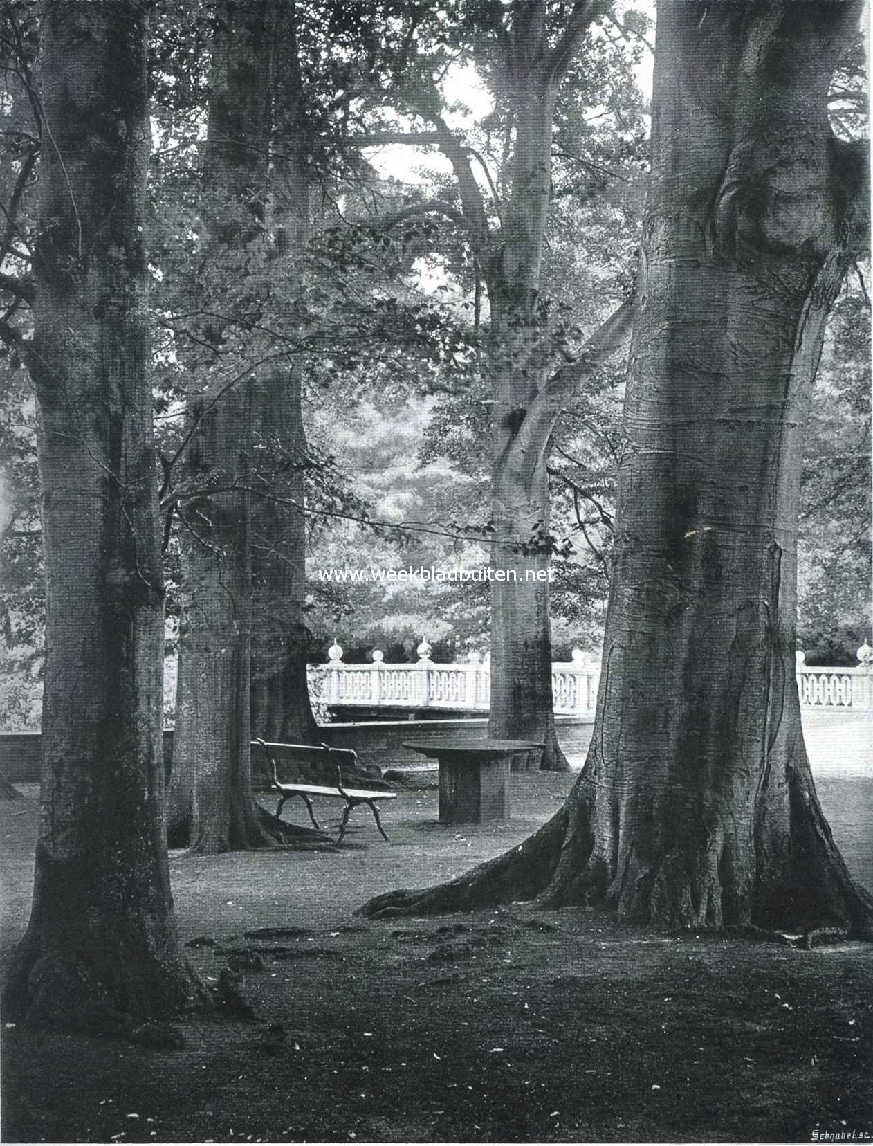 Op het voorplein van kasteel Biljoen