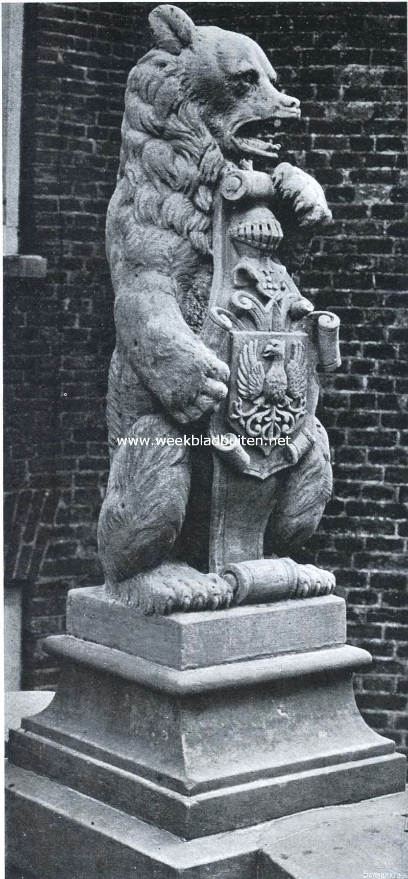 Het kasteel Biljoen. Wapendragende beer op de leuning der brug voor het kasteel Biljoen