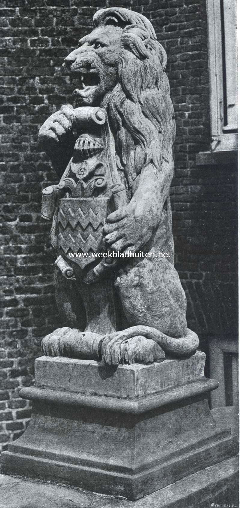 Het kasteel Biljoen. Waperdragende leeuw op de leuning der brug voor het kasteel Biljoen