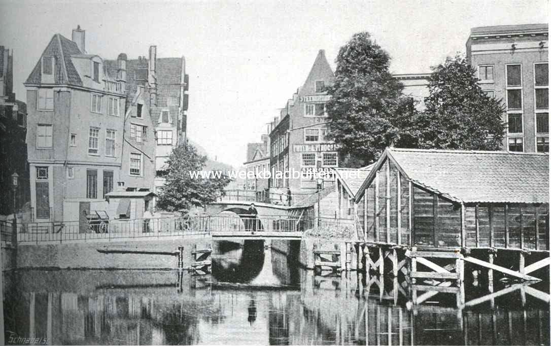 Het Rokin te Amsterdam II. Curieuse afbeelding van een overgangsstadium. Achtergrond de Grimnessesluis, daarvoor de Nieuwe Brug met den nieuwen aangelegden wal. (Photo van omstreeks 1869)