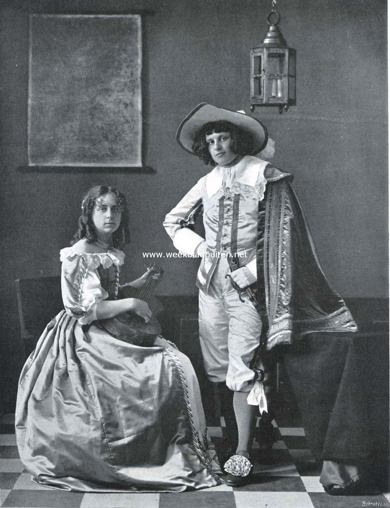 Hoofdpersonen van de maskerade ter gelegenheid van het derde eeuwfeest der Groningsche Universiteit. Adriaan Pauw, heer van Heemstede, eerste gevolmachtigde van Holland ter vredesconferentie te Munster (de heer N.G. Bouma) met Anna de Ruytenburch (mej. E.H. Huizinga)