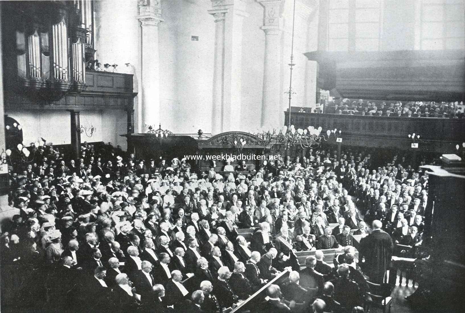 Het derde eeuwfeest der Groningsche Universiteit. De plechtige promotie in de Nieuwe Kerk tot eere-doctor van H M. De Koningin en van verschillende binnenlandsche en buitenlandsche geleerden. Prof. Hamburger, de rector-magnificus, is aan 't woord. Belangstellenden zullen vele bekende gezichten ontwaren van hoogwaardigheidsbekleeders en geleerden. Op den achtergrond in de bank in 't midden de Koningin en Prins Hendrik