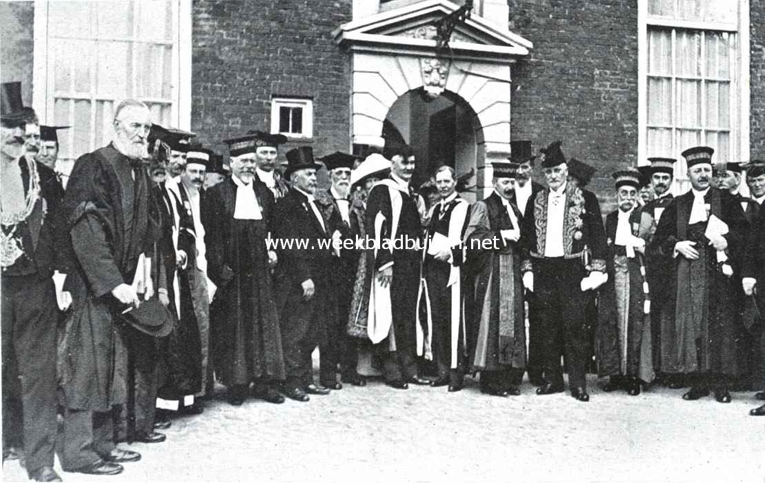 Het derde eeuwfeest der Groningsche Universiteit. Buitenlandsche professoren in ambtsgewaad voor den ingang der Nieuwe Kerk