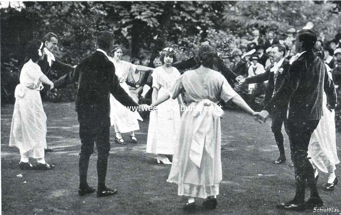 De bruidsjonkers en de bruidsmeisjes dansen een patertje langs den kant rond het bruidje. Bruidsmeisjes: de dames Neervoort v.d. Poll, Wilde, Sterneberg, van der Lee. Bruidsjonkers: de heeren van Oosten, van der Graaf, Wilde, Cuypers. Bruid en bruidegom: Mej. Dora Brondgeest en de heer W. Roest van Limburg. (De opvoering van Canter's openluchtspel 