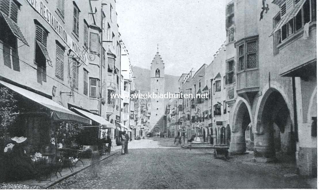Sterzing. De hoofdstraat met stadspoort op den achtergrond. Rechts: het stadhuis