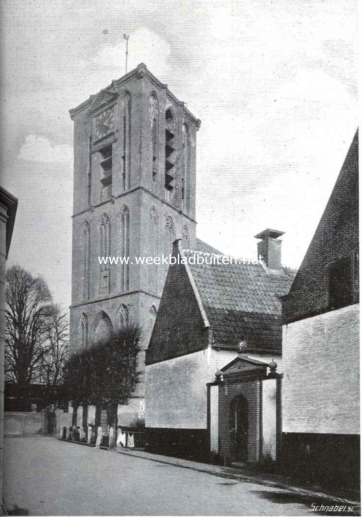 Elburg. De kerktoren. Rechts: de poort van het Weduwehofje