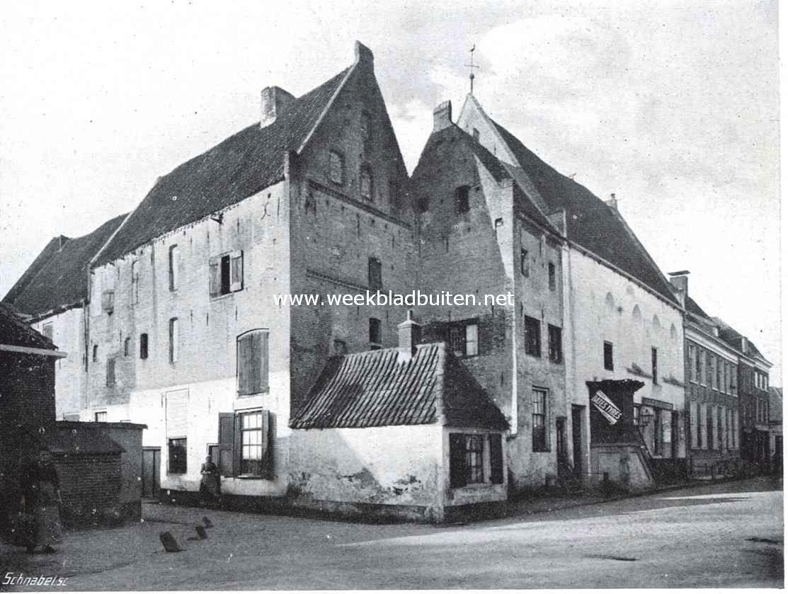 De gebouwen van het voormalig Agnietenklooster te Elburg. Rechts de kapel, thans herstelplaats voor rijwielen
