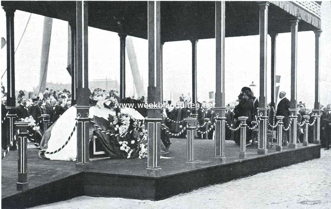 De uitvaart van Luit.-Kol. Thomson. De lijkkist, gedekt door de driekleur, in het rouwpaviljoen