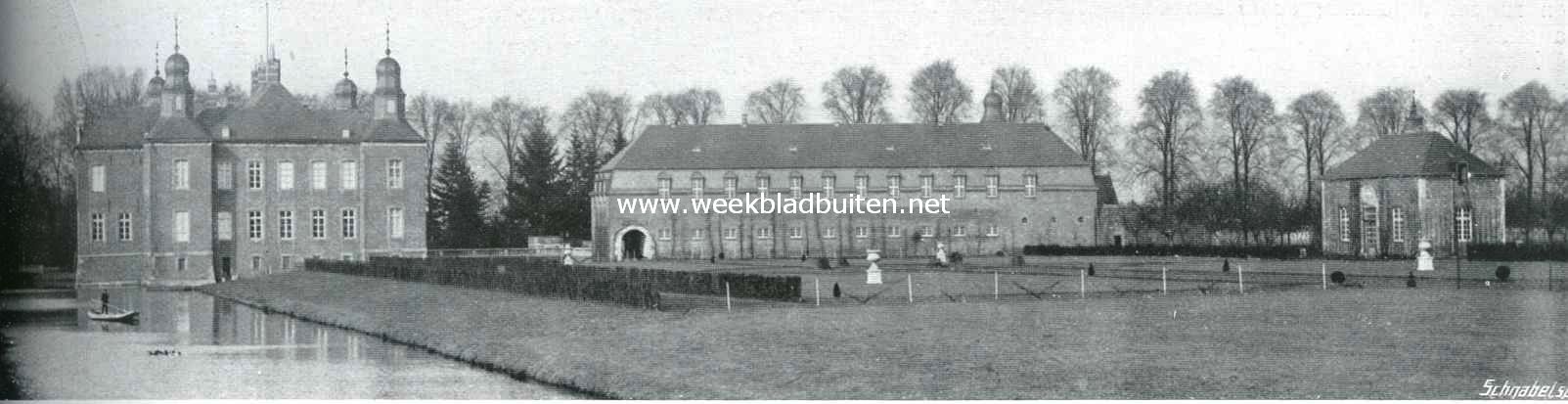 Het kasteel Hillenrade te Swalmen. Bijgebouwen en poortgebouw, van het westen gezien