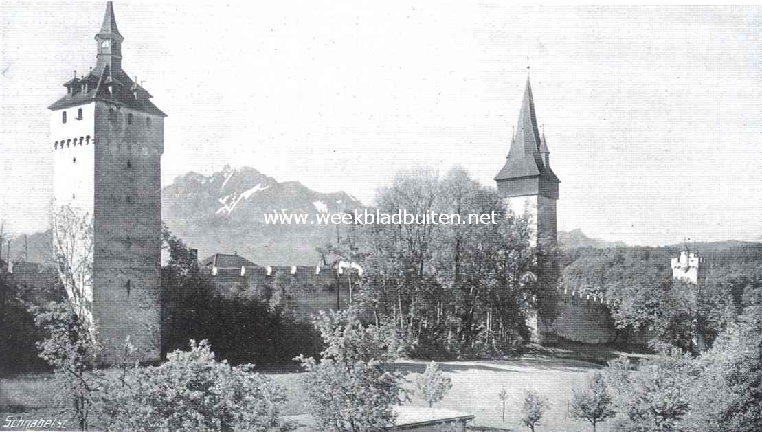 Luzern. Luzern's oude ringmuur op de Musegg met drie der negen wachttorens. Op den achtergrond de Pilatus