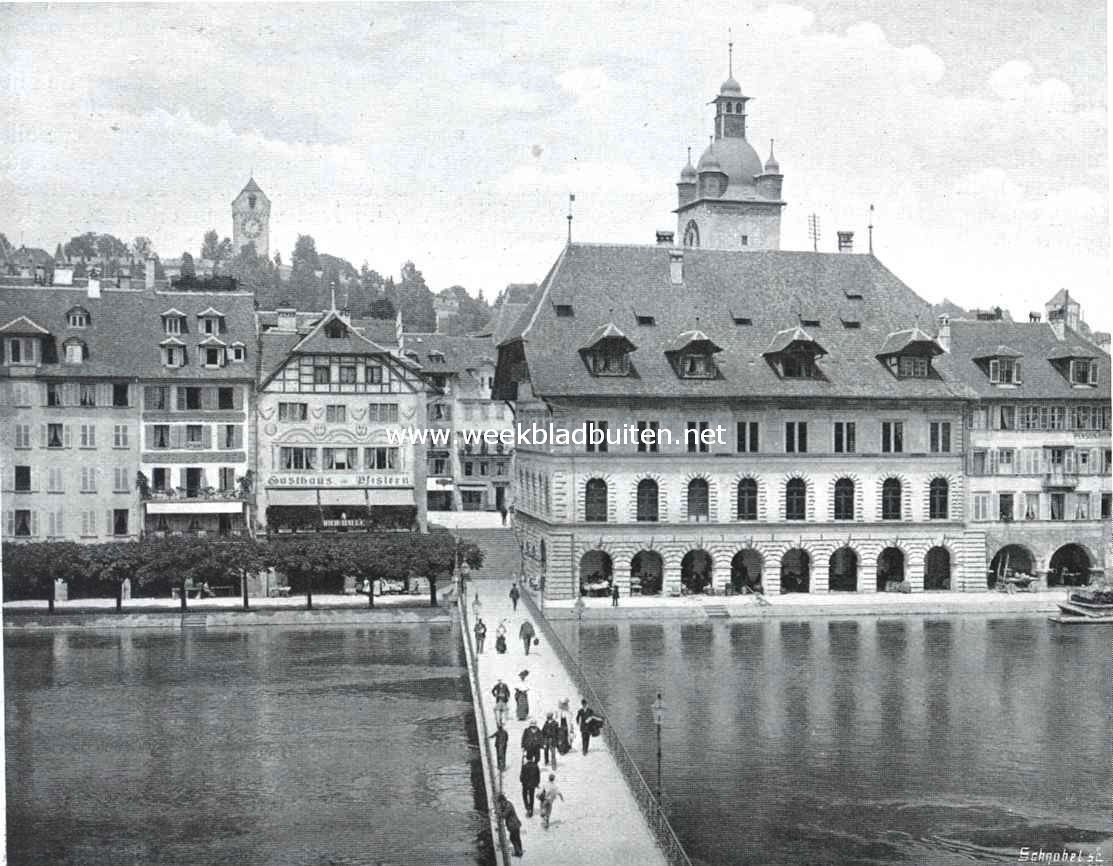 Luzern. Het oude Raadhuis. Links boven de Ringmuur op de Musegg met een der wachttorens
