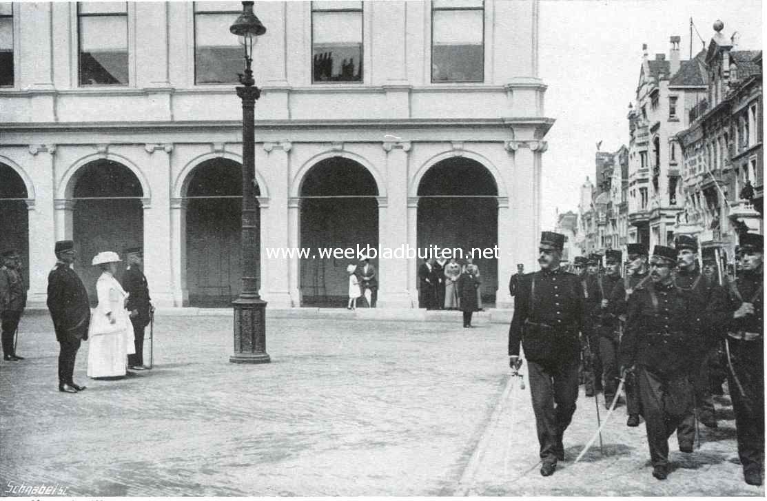In dagen van spanning. Het defil der in de Residentie liggende troepen voor de Koninklijke Familie. Naast H.M. de Gouverneur der Residentie A. Klerk de Reus