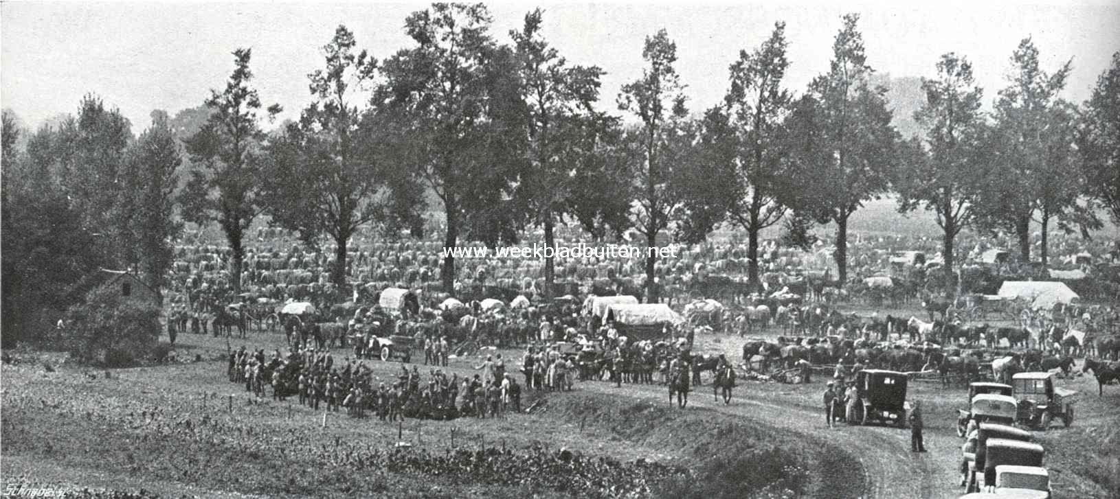 De strijd bij onze grenzen. De legerplaats der Duitschers aan de Maas bij Mouland. Links op het veld vooraan de 60-tal Belgische soldaten, krijgsgevangen en omringd door Duitschers