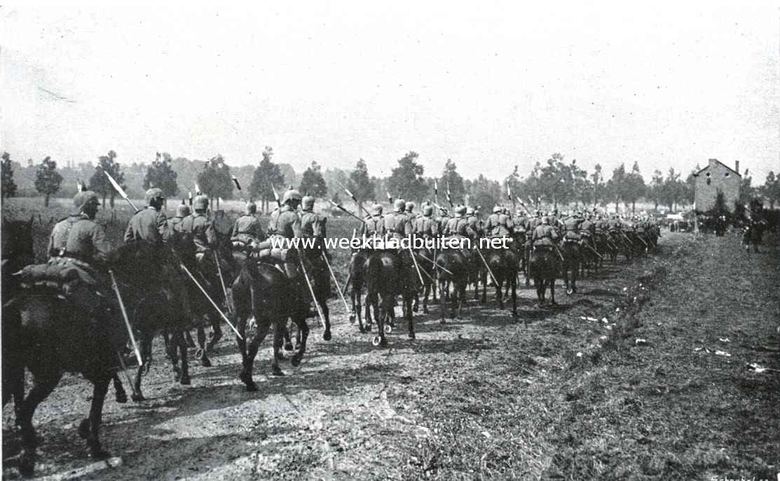 De strijd bij onze grenzen. Een regiment Duitsche cavallerie rijdt het dorp Mouland binnen