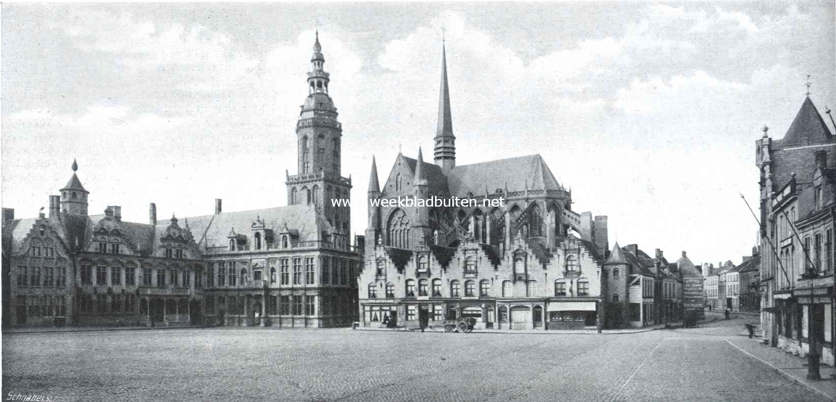 Veurne. De Groote Markt te Veurne, westzijde, met (van links naar rechts) Stadhuis, Gerechtshof waarachter het Belfort en de St. Walburgakerk