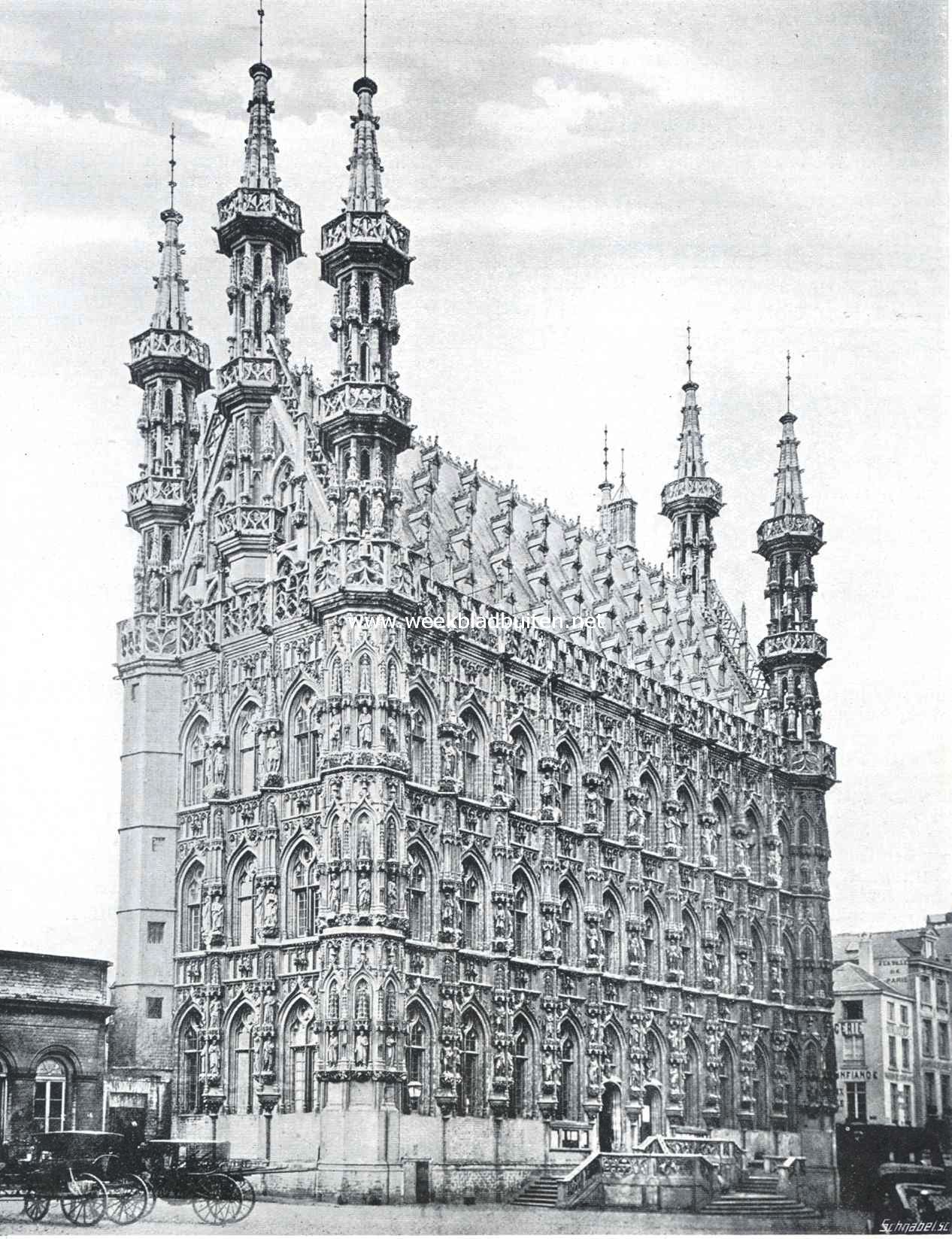 Het stadhuis te Leuven, gebouwd van 1448 tot 1463 naar het ontwerp van den stads-bouwmeester Matheus Layens, dat volgens de laatste berichten bij de verwoesting der stad is gespaard gebleven