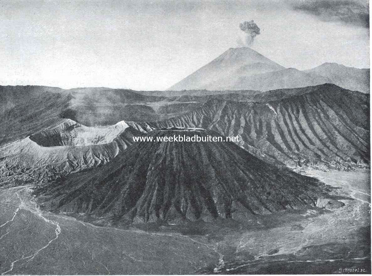Mahameroe. De Bromo en (op den achtergrond) de rookende Semeroe