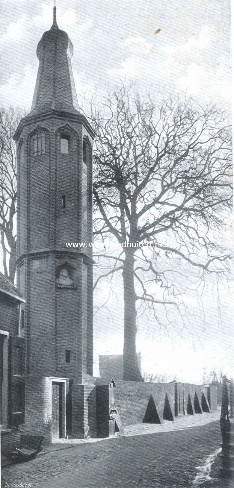 Harderwijk. Torentje in het Academiestraatje, met borstbeeld van Linnaeus