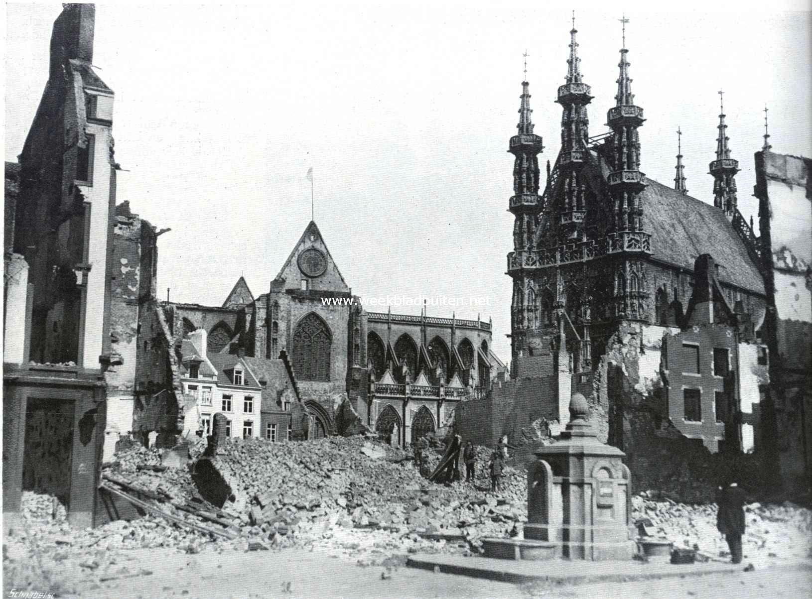 De verwoesting van Leuven. Het uitwendig bijna geheel gespaarde stadhuis (rechts) te midden der puinhoopen, op den achtergrond de overblijfselen van de St. Pieterskerk