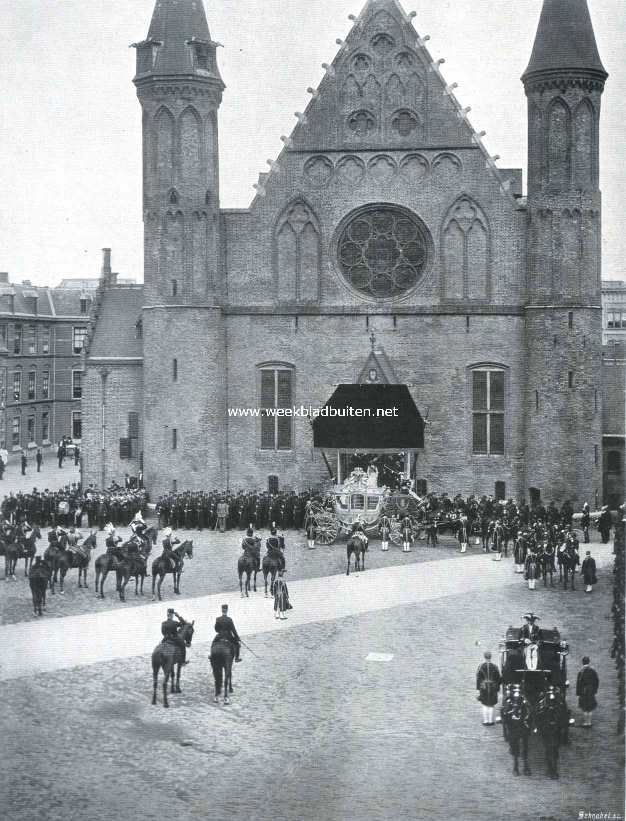 De opening der Staten-Generaal in het Oorlogsjaar. H.M. de Koningin, de Ridderzaal verlatende, deze jaarlijks terugkeerende plechtigheid was ditmaal, hoewel er minder praal bij tentoongespreid werd, door de tijdsomstandigheden indrukwekkender dan ooit te voren, waarom wij gemeend hebben onzen lezers bovenstaande goedgeslaagde afbeelding niet te moeten onthouden