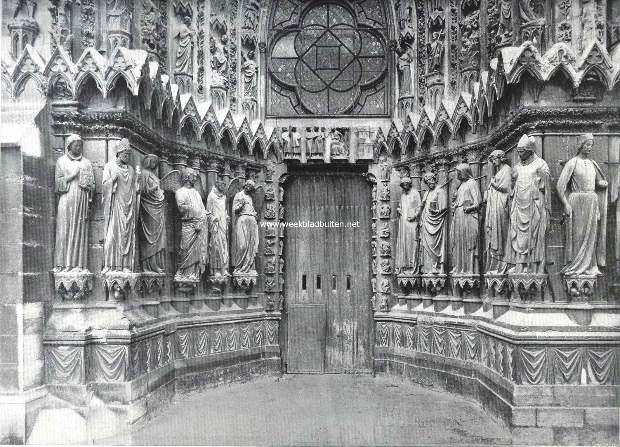 De kathedraal te Reims. Dtail van het linkerportaal in den voorgevel