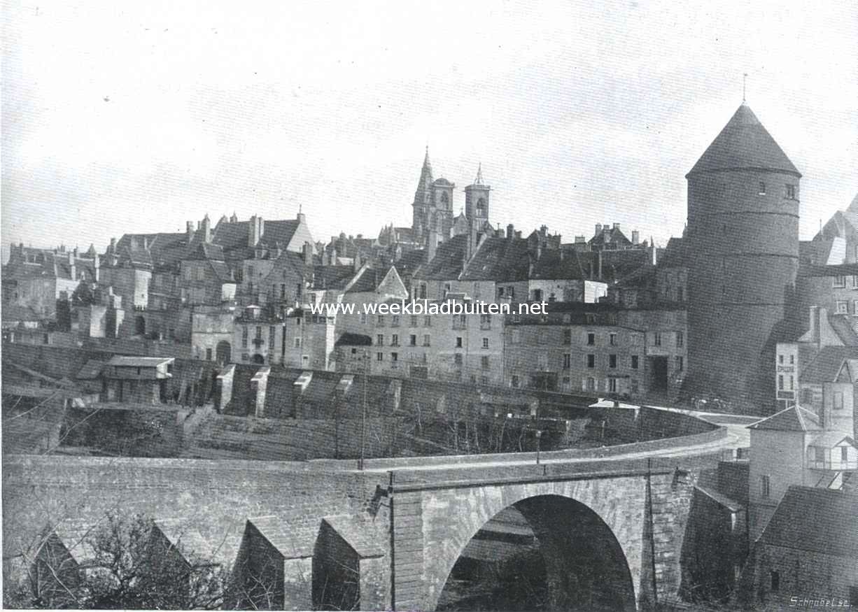Semur. Gezicht op de stad met brug over de Armancon