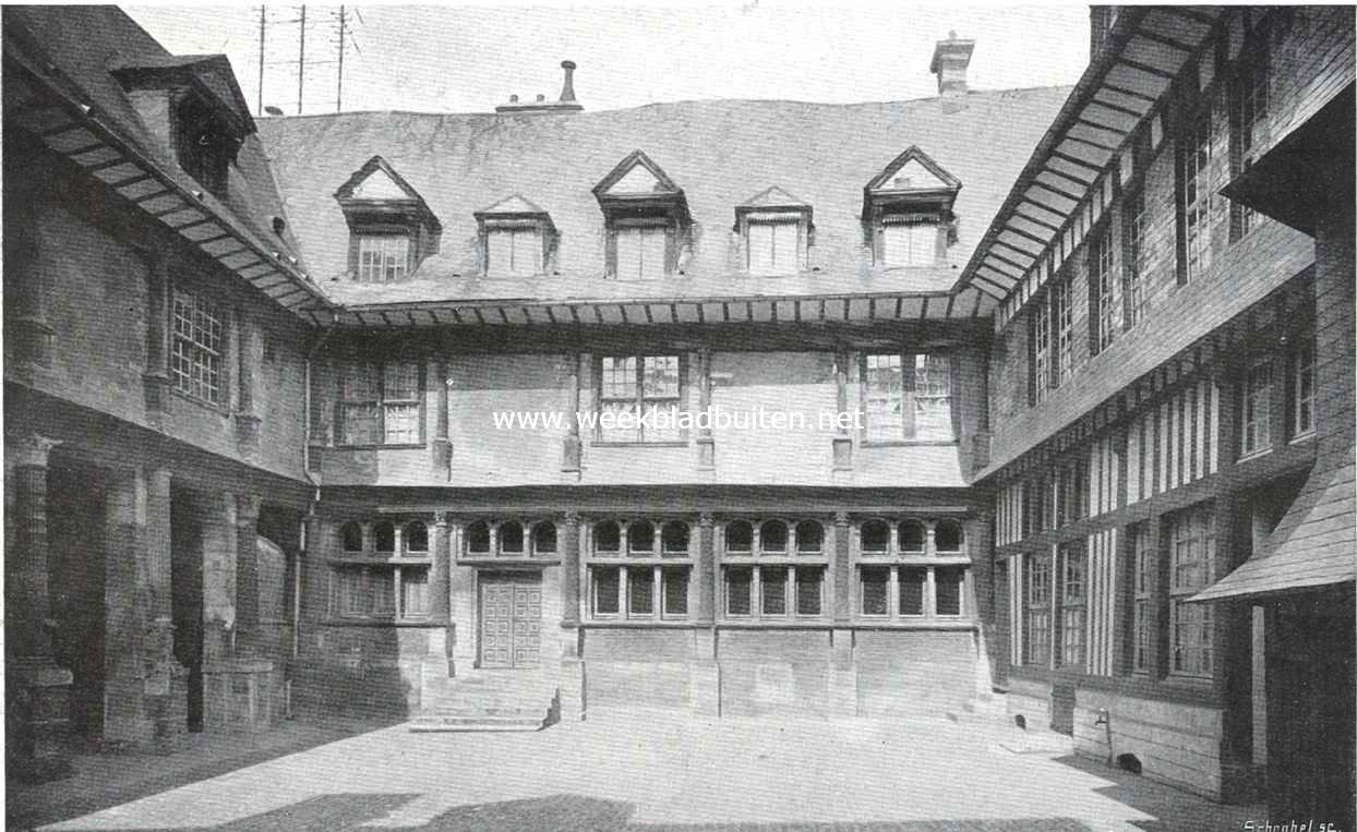 Troyes. Westelijke zijde van de binnenplaats van het hotel de Mauroy