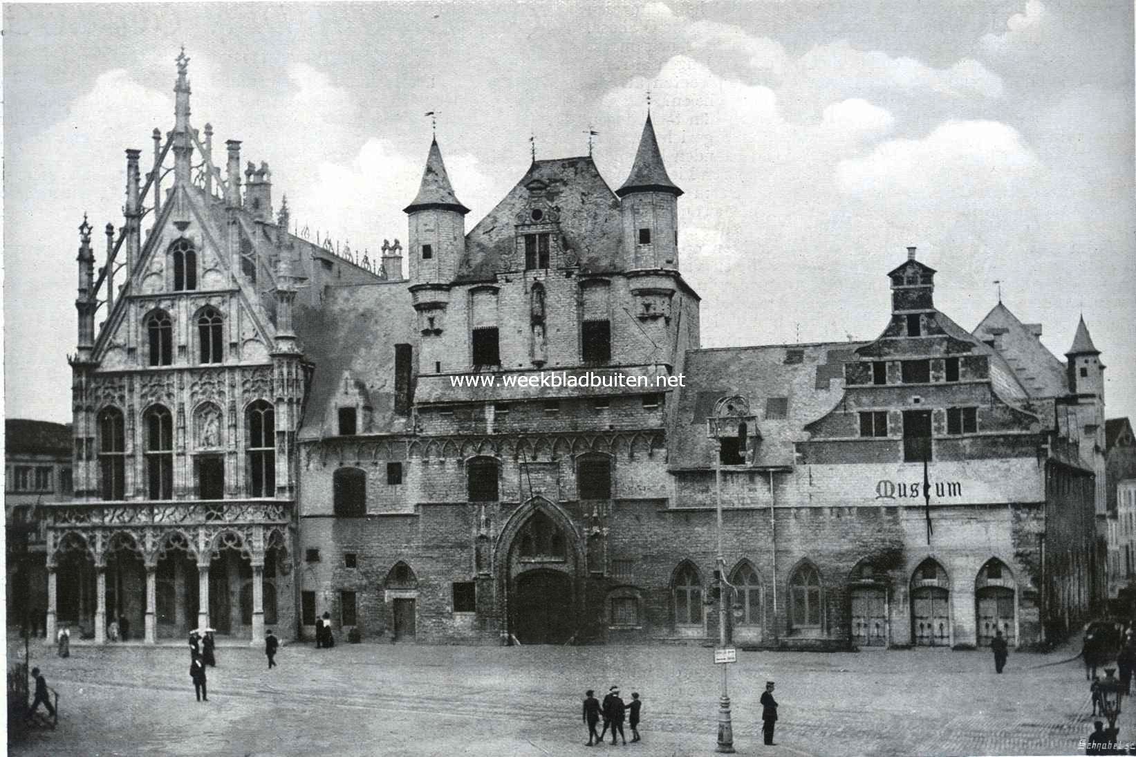 Mechelen. De Hallen met (links) het voor stadhuis bestemde gebouw, aan de oostzijde van de Groote Markt, vr den oorlog