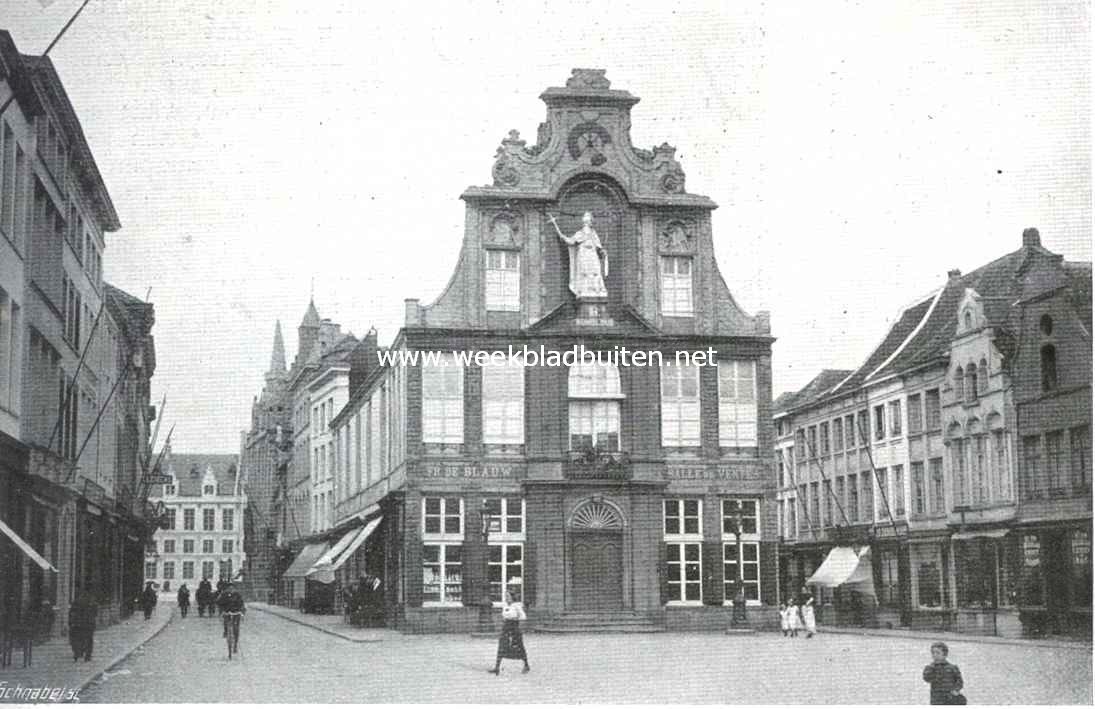 Mechelen. Het oude gildehuis der boogschutter op de Ijzerene Len. Op het einde der straat links, aan de rechterzijde, het oude schepenhuis
