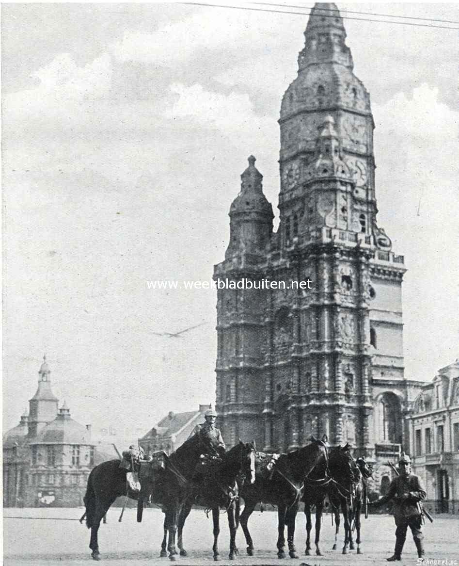 De Duitschers in het dicht bij de Belgische grenzen gelegen stadje St. Amand. Op den achtergrond de toren en poort der abdij