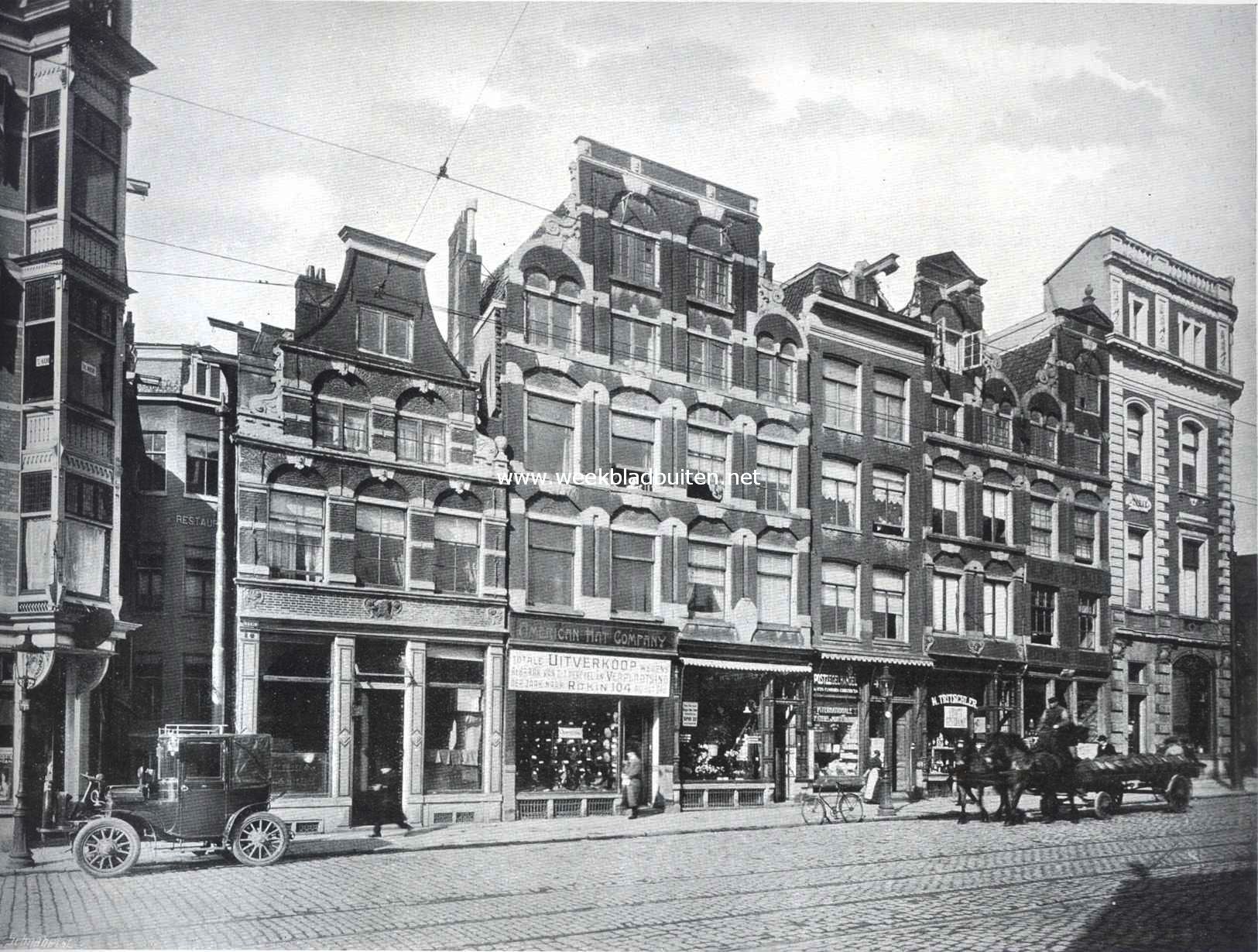 De oude huizen aan het Rokin bij den Dam te Amsterdam, die in verband met de Dam-plannen weldra afgebroken worden, doch thans nog dienst doen voor doeleinden in verband met de buitengwone omstandigheden. In sommige der huizen zijn Belgische vluchtelingen ondergebracht, andere worden gebruikt als militaire bureaux voor de gemobiliseerde troepen
