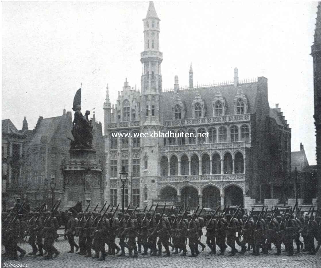 De intocht van de Duitschers in Brugge. Soldaten, over de Groote markt marchereerende langs het gedenkteeken, opgericht ter eere van Jan Breydel en Pieter de Coninck