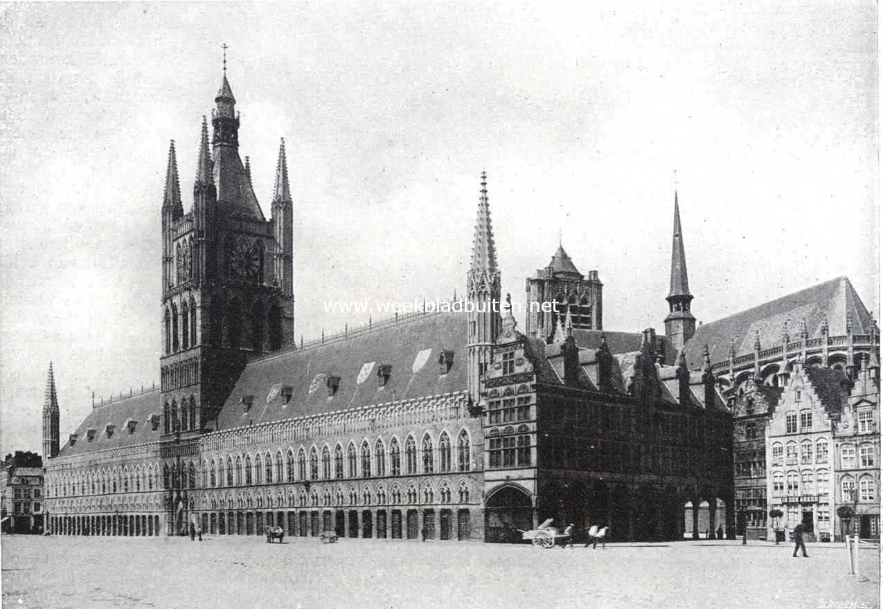 Prachtig monument in de nabijheid van den linkervleugel der Franschen. De Lakenhalle te Yperen. Daarachter de St. Martini-kerk