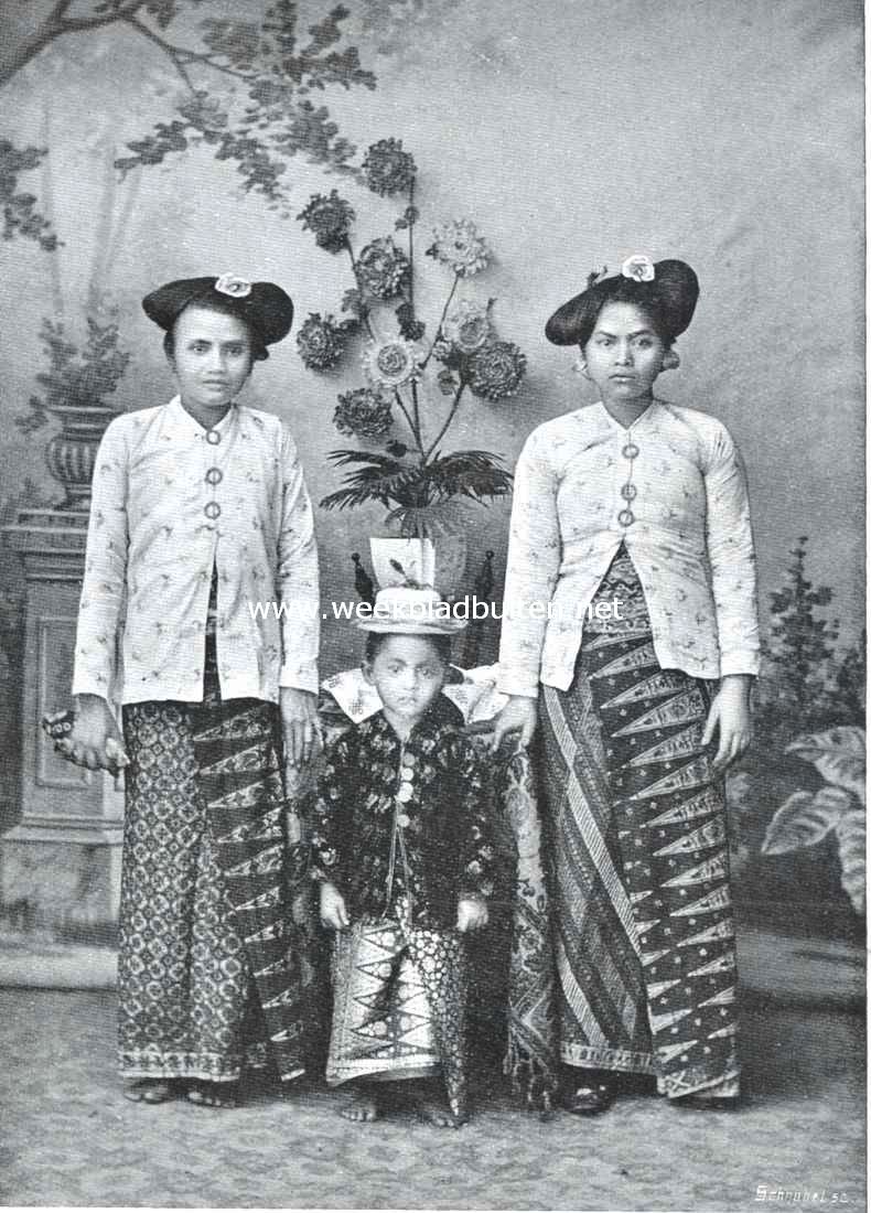 Bali en Lombok. Balineesche vrouwen met kind uit den gegoeden stand in feesttooi