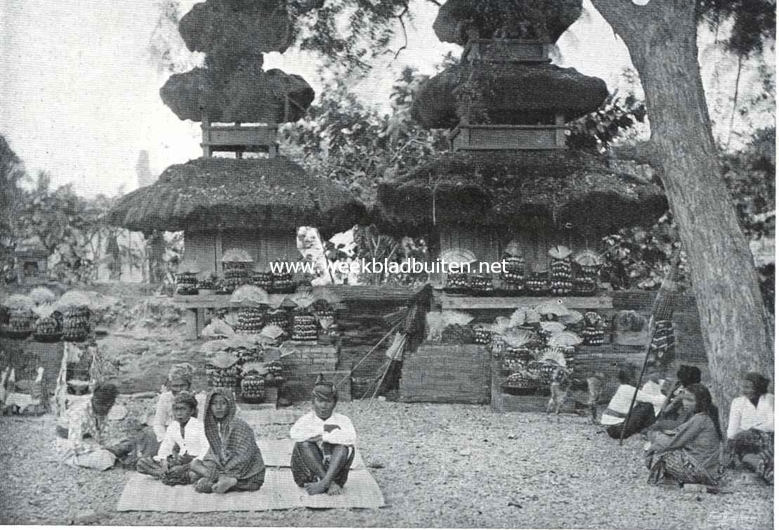 Bali en Lombok. Twee kleine tempeltjes op Bali, door de bevolking binnen de dessah gebouwd