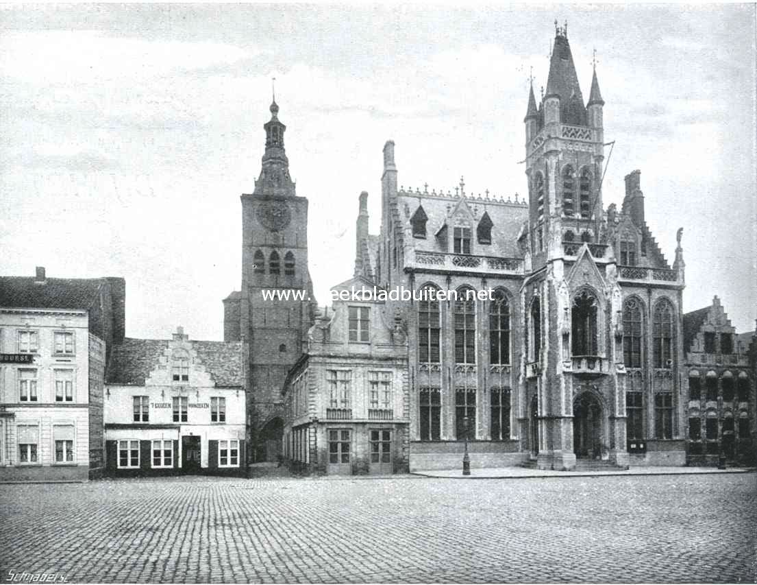 In het geteisterde Diksmuide. De Markt met toren der St. Nicolaaskerk en het Stadhuis