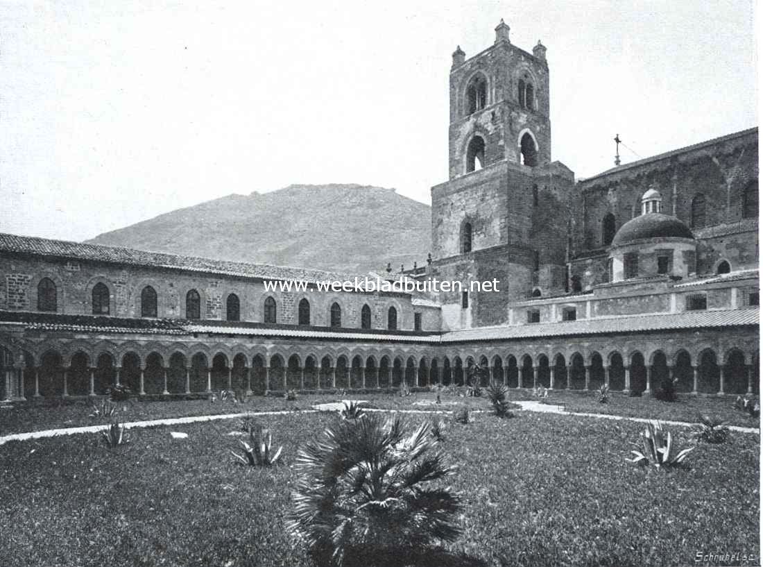Palermo-Mon Reale. De kloostergang met klokketoren van de kathedraal te Monreale