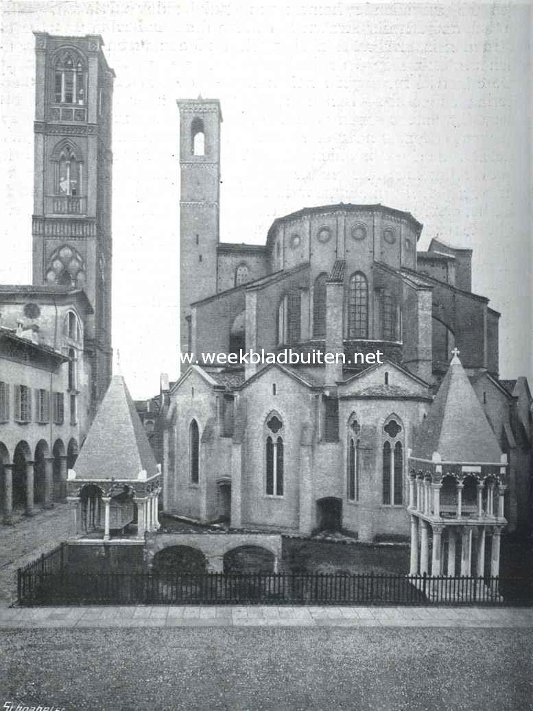 Bologna. De Sint Franciscus, achterzijde. Op den voorgrond twee graftomben van middeleeuwsche professoren der beroemde universiteit