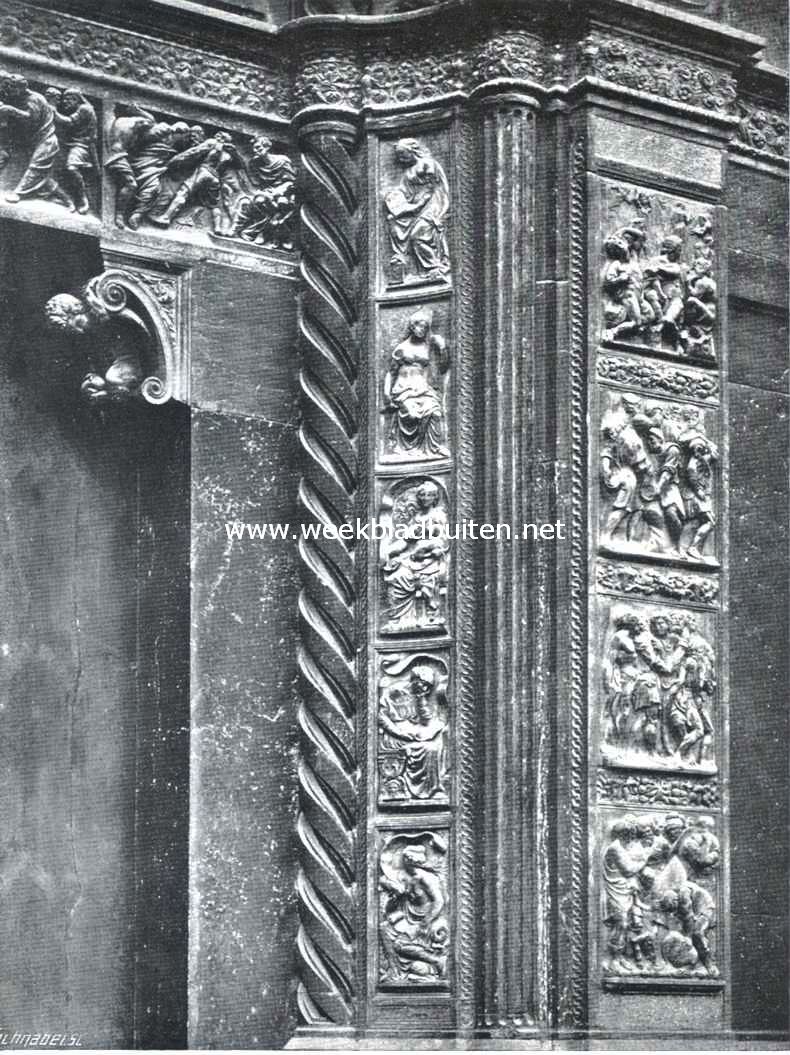 Bologna. Fragment van het linkerportaal der St. Petronius
