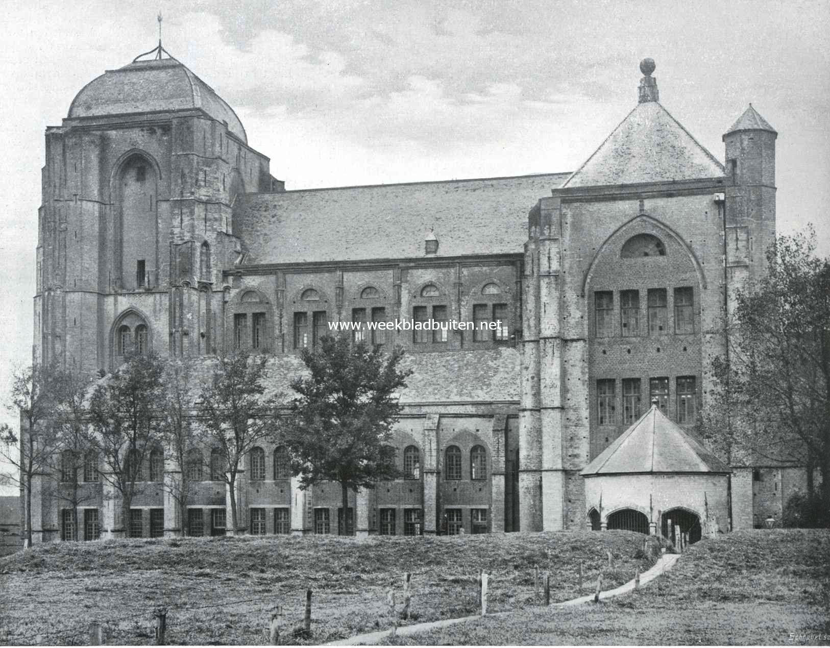 Veere. De Groote Kerk, in den Franschen tijd voor hospitaal ingericht, later (tot 1866) als kazerne dienst doende. Op den voorgrond rechts de 
