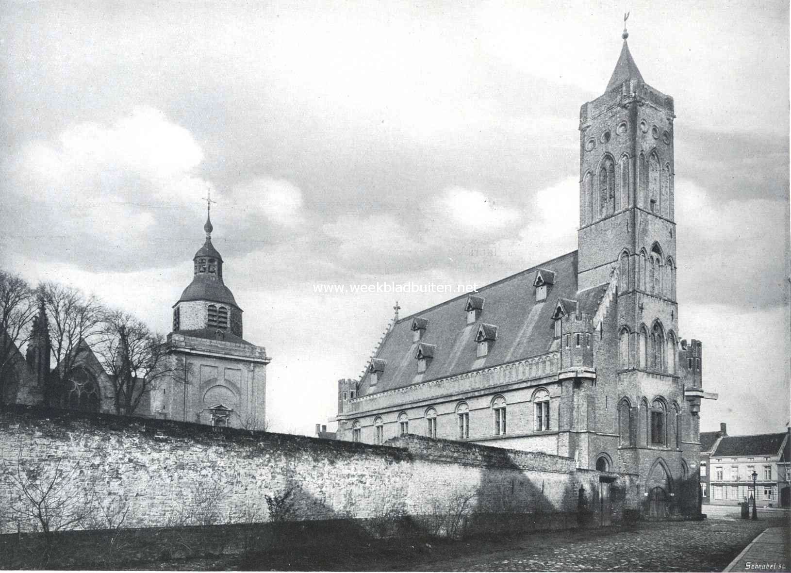 Nieuwpoort's trots, de thans tot rune geworden Lakenhal. Links de Oude Kerk, waarvan nu alleen nog kale muren overeind staan