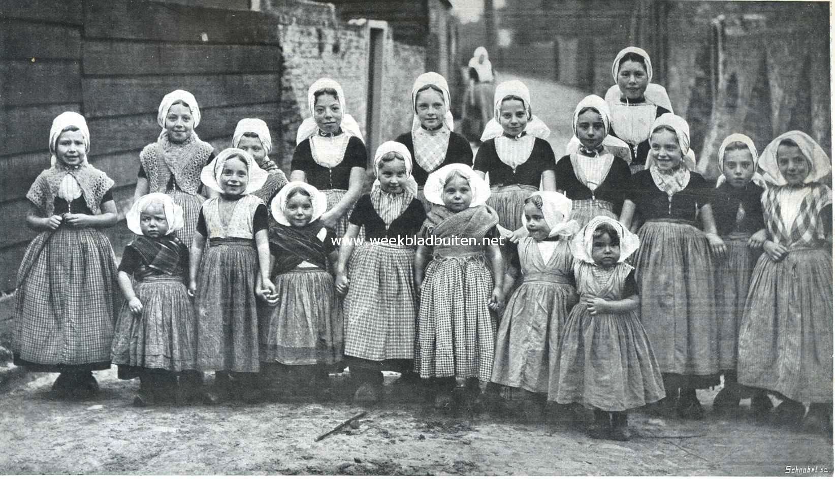 Groep van Veersche en Arnemuische kinderen in een straatje te Veere