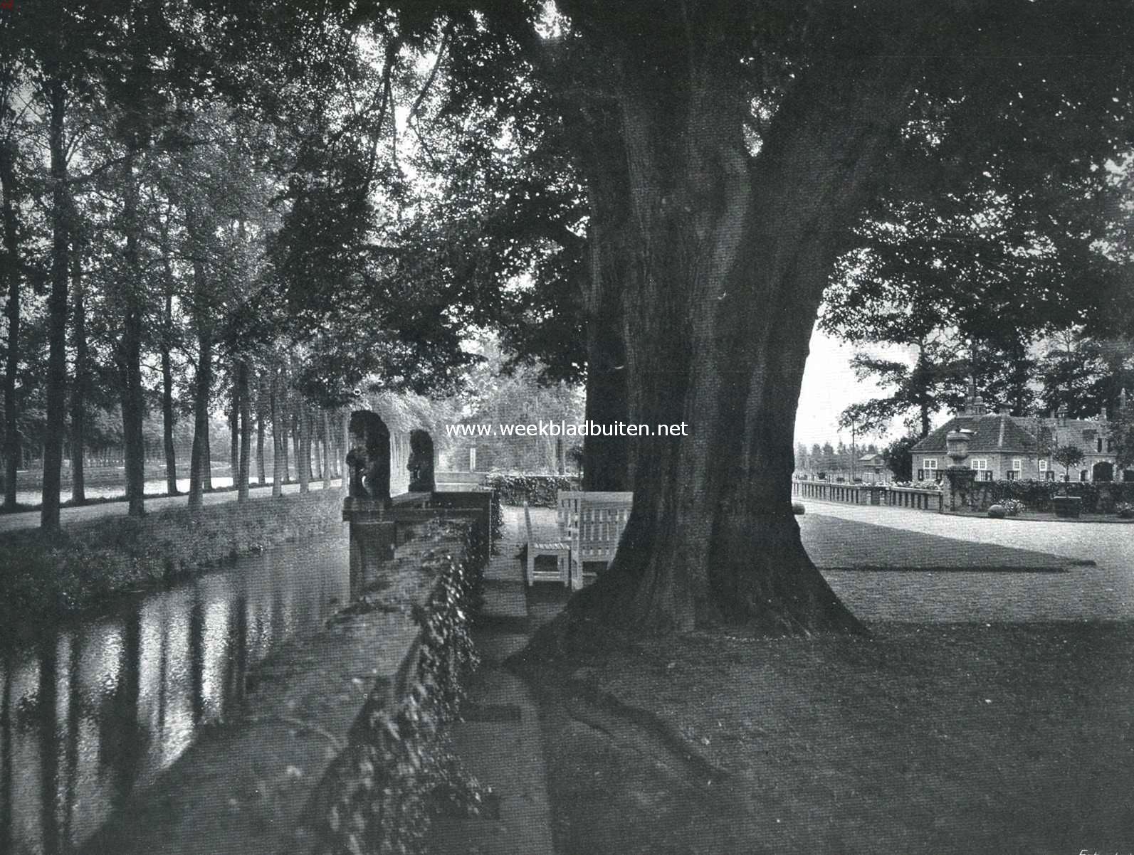 Het kasteel Nyenrode. Het voorplein met gezicht op de bijgebouwen en de Vecht