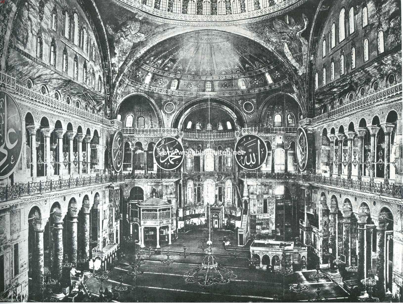De stad aan den Gouden Hoorn. Het inwendige der Hagia Sophia. Na verschillende branden het laatst opgebouwd door Justinianus in 537. In 1453 voor den mohammedaanschen eeredienst ingericht