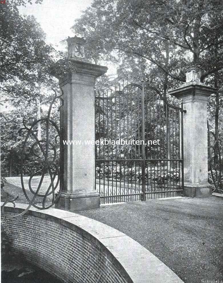 Het kasteel Nyenrode. Inrij-hek met gesmeed monogram van Joan Ortt en Dorothea Wynanda Eyck