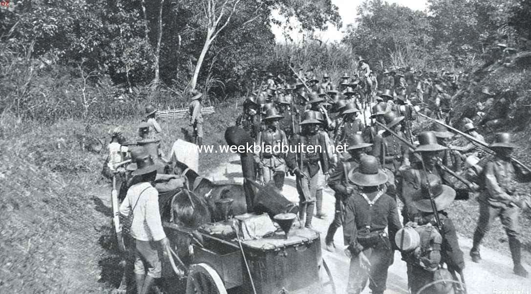 Het Nederlandsch-Indisch leger. Een afdeeling der troepen. Links op den voorgrond een Japansche veldkeuken, bij het leger in gebruik, getrokken door twee kleine paarden, bediend door twee man, en voldoende om het middagmaal voor 900 personen te bereiden